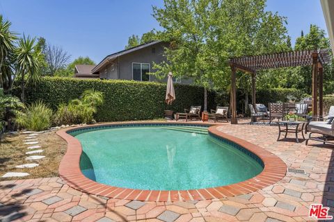 Photo of 4701 Dunman Avenue, Woodland Hills, CA 91364 (MLS # 26640407)