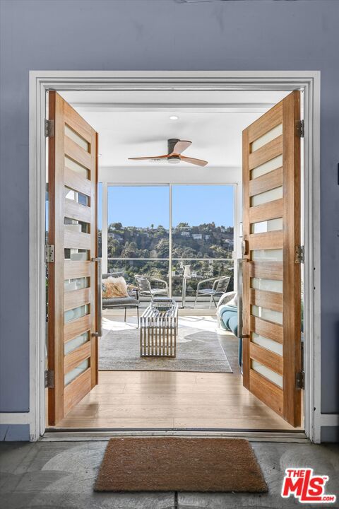 2735 Hollyridge Drive