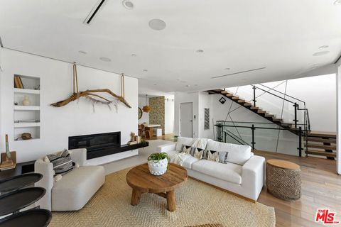 Photo of 647 Mildred Avenue, Venice, CA 90291 (MLS # 26850249)