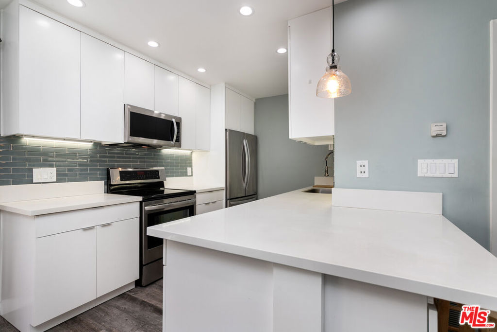 1145 Larrabee Street 6