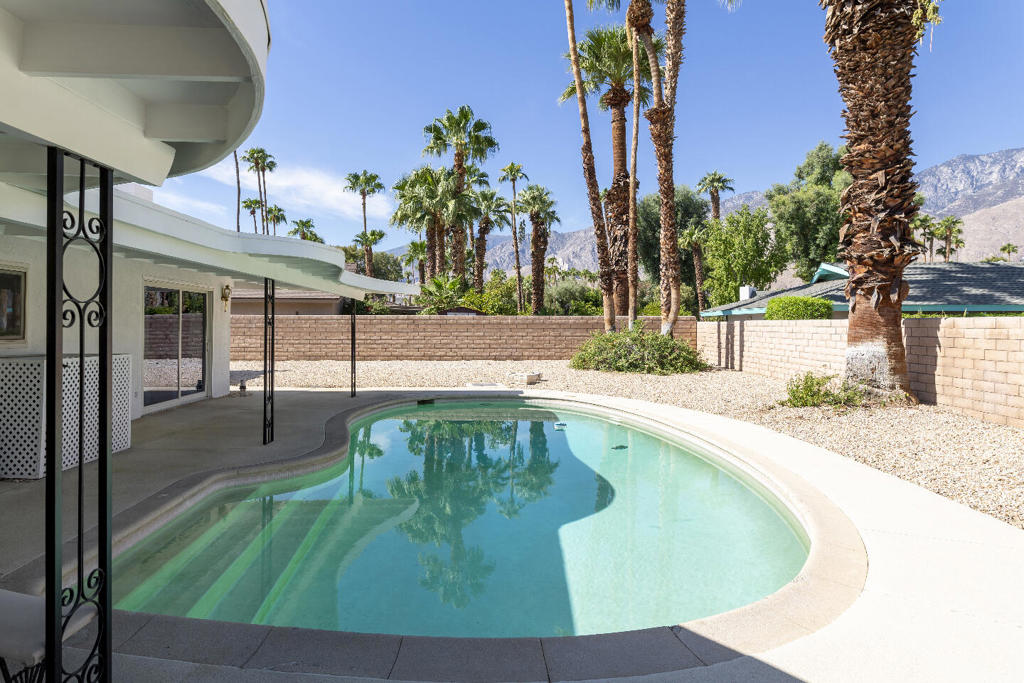 Los Compadres - Residential