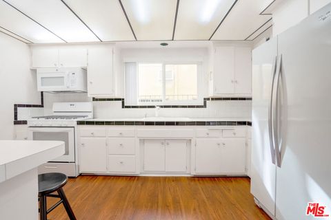 Photo of 446 S St Andrews Place #3, Los Angeles, CA 90020 (MLS # 26665451)