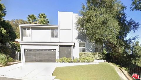 Photo of 17033 Empanada Place, Encino, CA 91436 (MLS # 26679033)