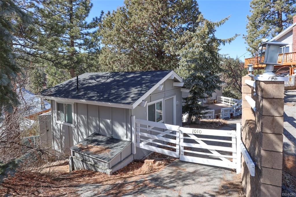 1010 Brookside Lane