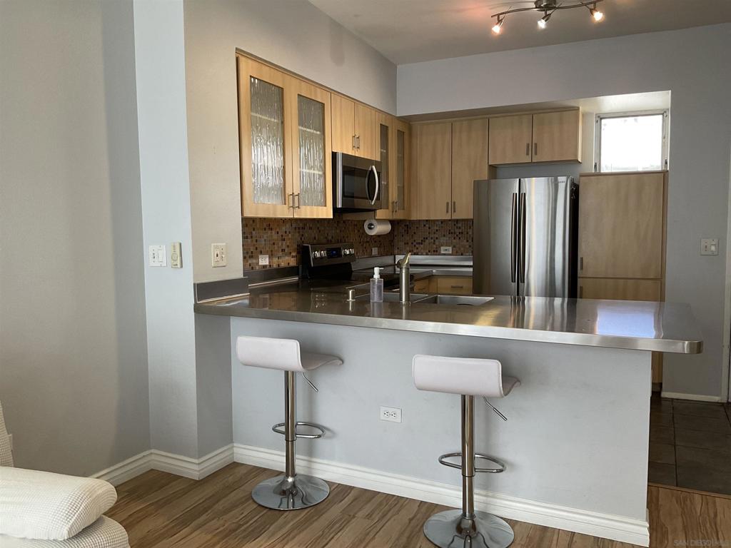 Luxury 1 BR condo-penthouse right in the center of Marina District available for immediate rent in downtown. Desired upper (4th) level, very private corner unit with only one common wall. Former model with Stainless steel countertops, appliances, custom lighting, high volume ceiling. Nice kitchen cabinets with glass inserts. Private balcony. Washer/Dryer, central A/C. No pets & No smokers - these items are not negotiable. Furnished. Rent $2,550/m in effect for 6 m Lease or longer. Available for immediate occupancy! No pets and No smokers - these items are not negotiable under any circumstances.