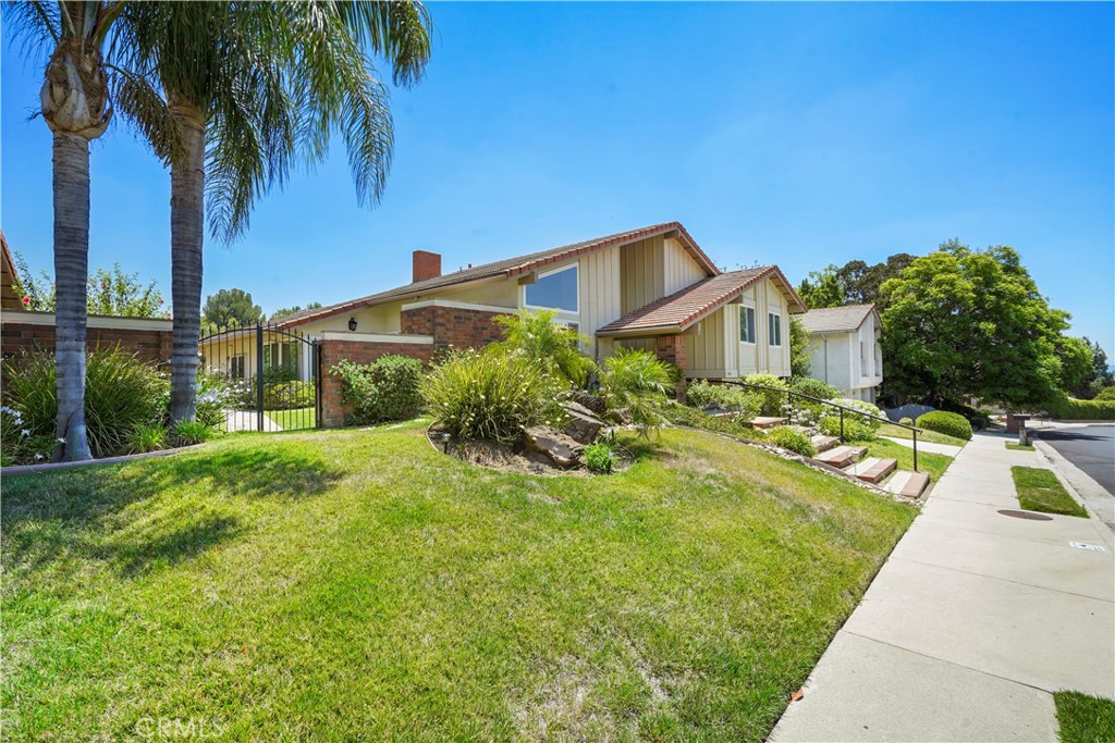 11426 Twin Hills Avenue