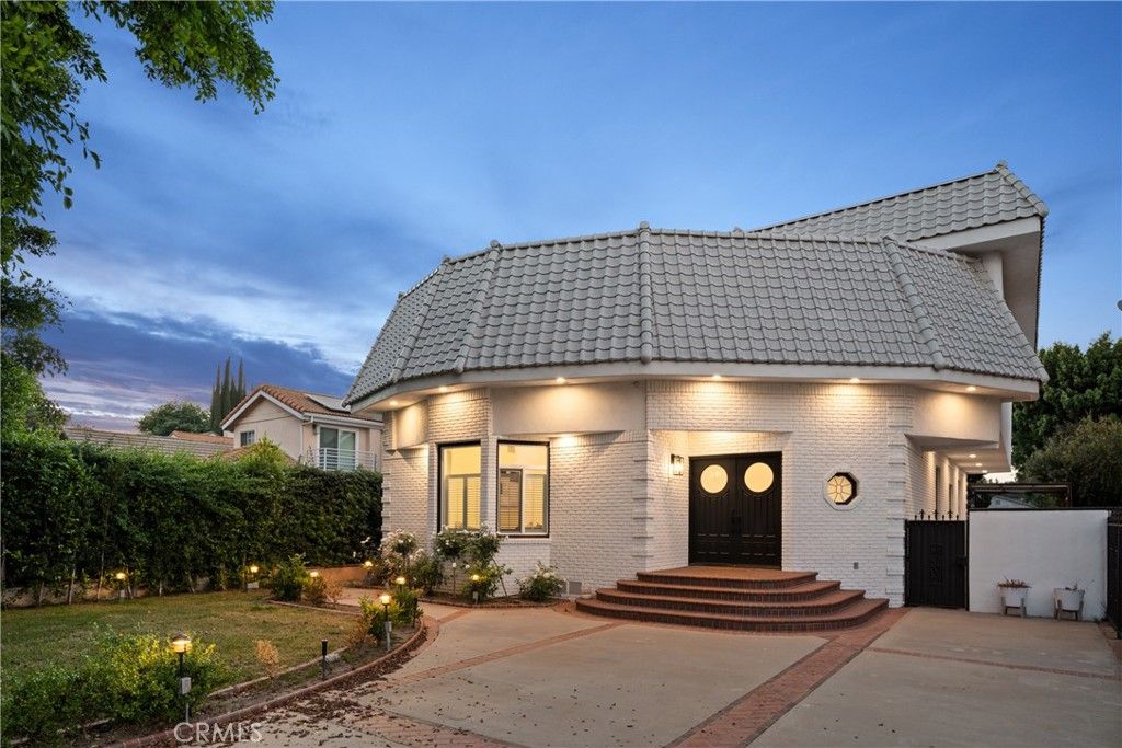 Photo of 14713 Valleyheart Drive, Sherman Oaks, CA 91403 (MLS # SR25257834)