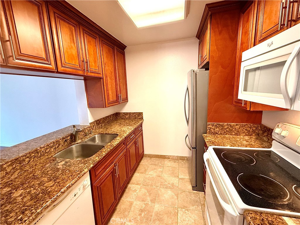5460 White Oak E228