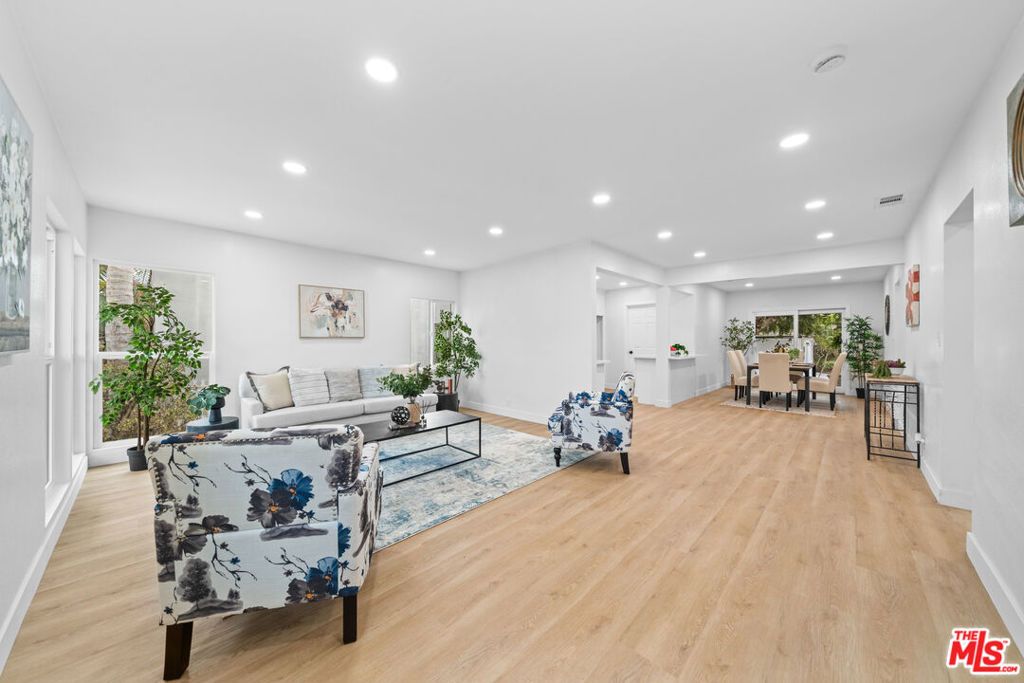 Photo of 2909 8th Avenue, Los Angeles, CA 90018 (MLS # 25594823)