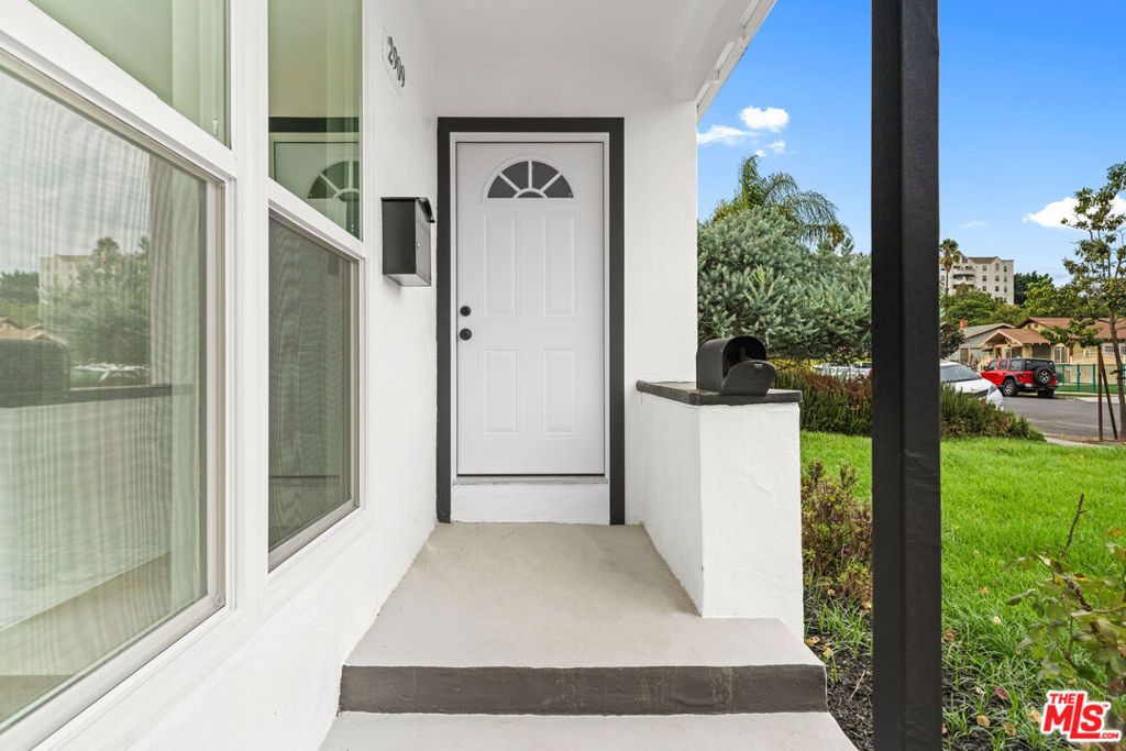 Photo of 2909 8th Avenue, Los Angeles, CA 90018 (MLS # 25594823)