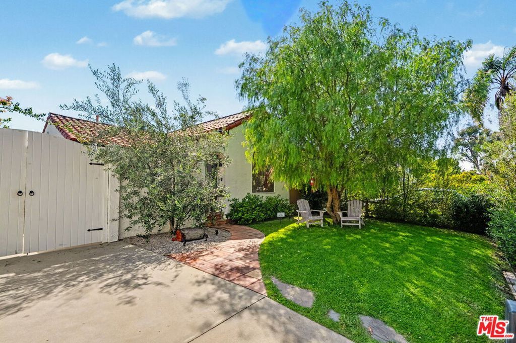 Photo of 9112 Gibson Street, Los Angeles, CA 90034 (MLS # 26750551)