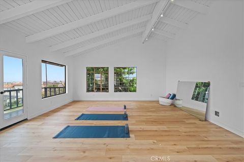 Tiny photo for 512 S Gertruda Avenue, Redondo Beach, CA 90277 (MLS # SB25220892)