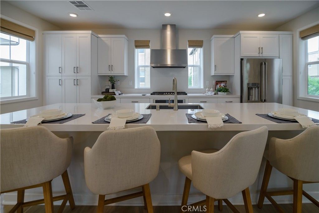 listing image 130727677804626431680