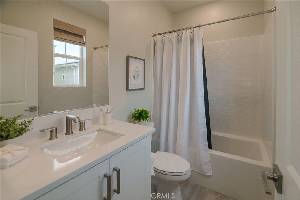 listing image 130728810853456876423