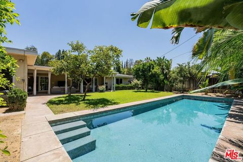 Photo of 22421 Miranda Street, Woodland Hills, CA 91367 (MLS # 26849299)