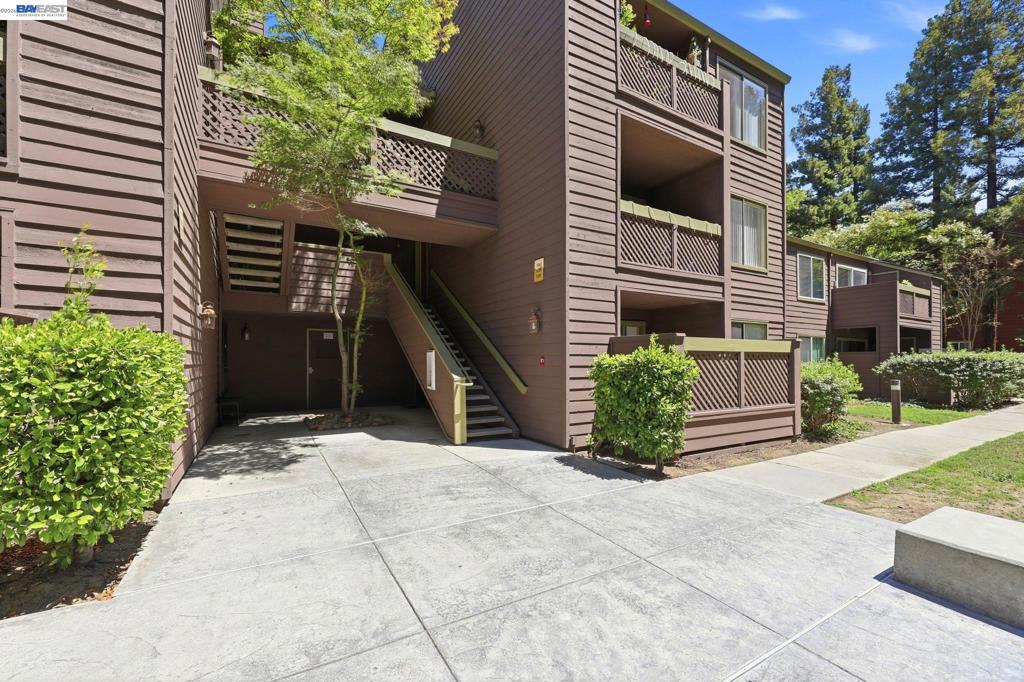 1137 Yarwood Court