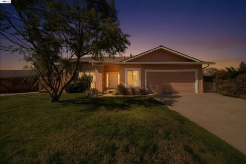 Photo of 1425 1425 Forest Dr Dr, Turlock, CA 95380 (MLS # 41126078)