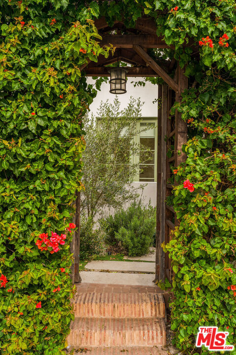 3128 Stanford Avenue