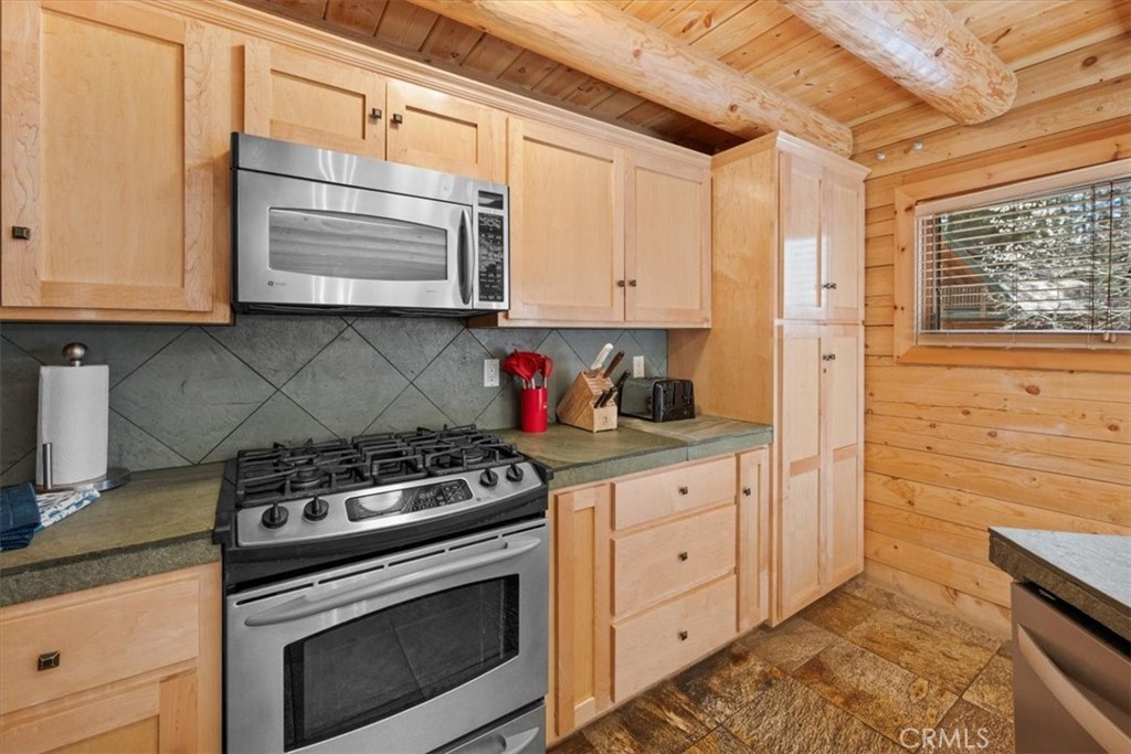 Big Bear Lake, California, 92315, United States, 6 Bedrooms Bedrooms, ,4 BathroomsBathrooms,Residential,Active,2034001