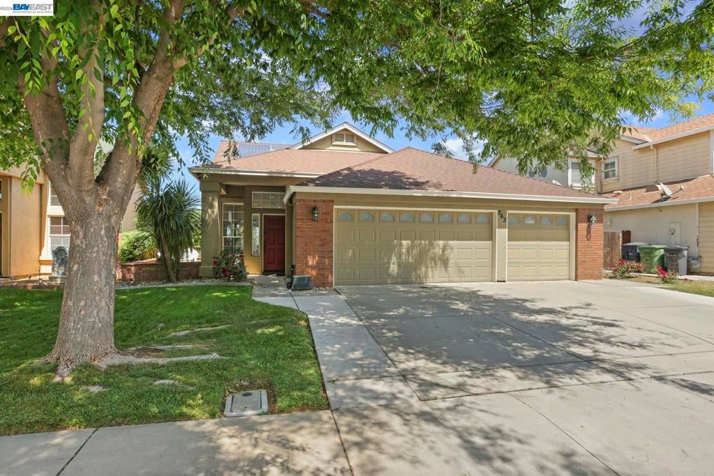 Photo of 263 Fairmont Lane Ln, Tracy, CA 95376 (MLS # 41138379)