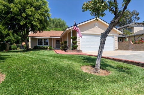 Photo of 27921 Beechnut Circle, Valencia, CA 91354 (MLS # SR26221936)