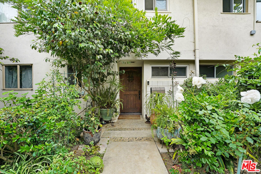 Properties 1 271 S Barrington Avenue E4