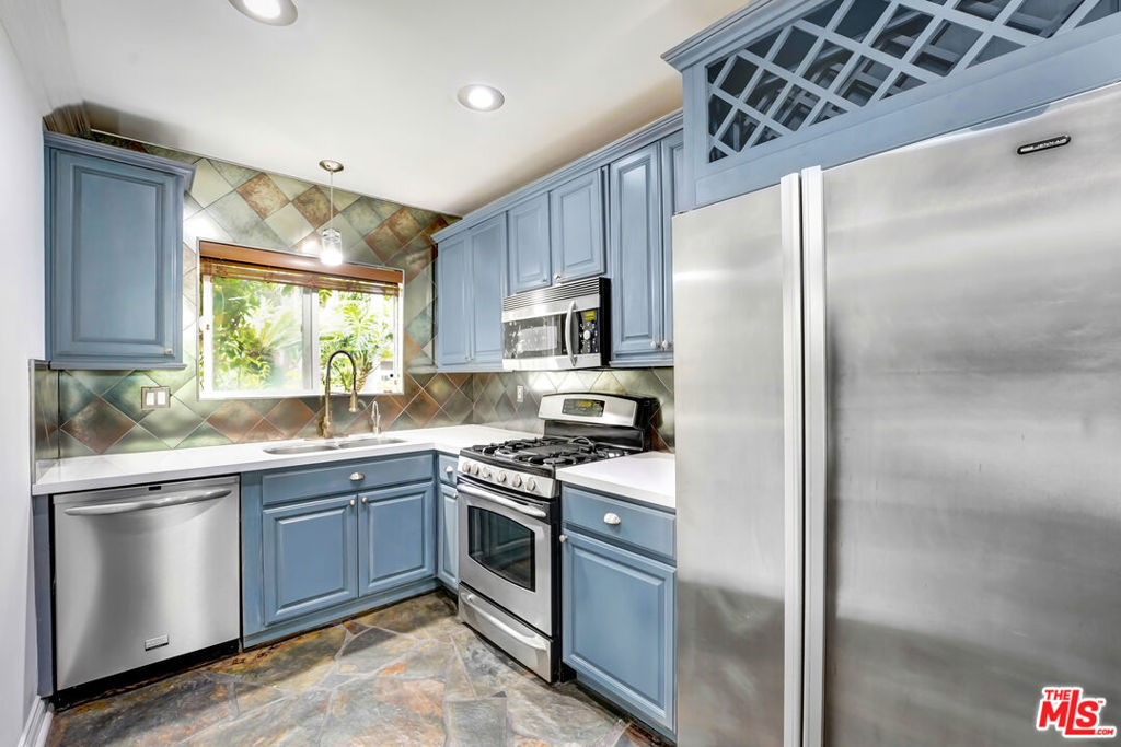 Properties 4 271 S Barrington Avenue E4