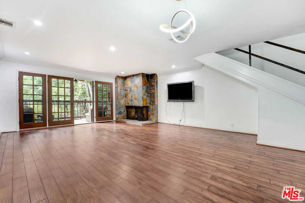 Properties 2 271 S Barrington Avenue E4