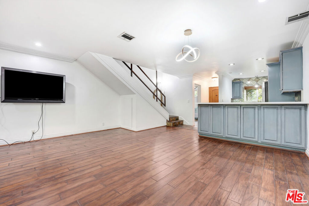 Properties 3 271 S Barrington Avenue E4
