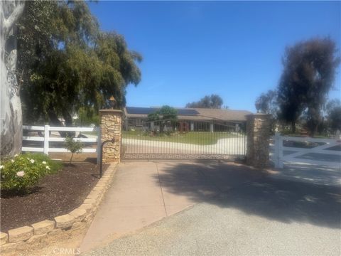 Photo of 41850 Calle Cerezo, Temecula, CA 92592 (MLS # SW26102049)