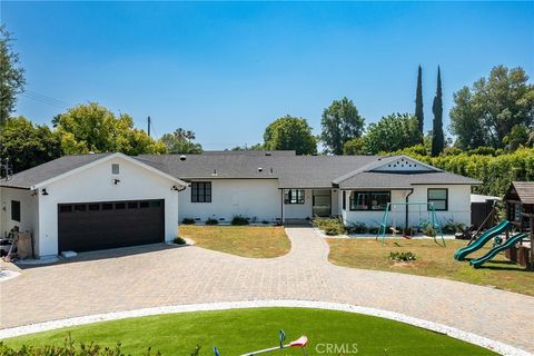 Photo of 22960 Calvert Street, Woodland Hills, CA 91367 (MLS # SR26102944)