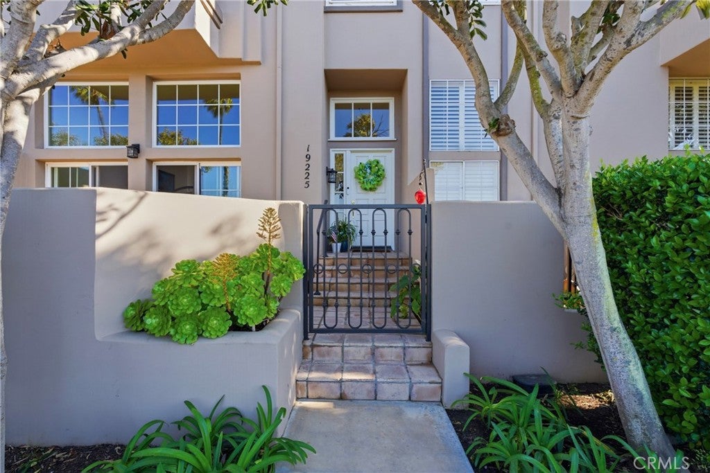 19225 Seabrook Cir, Huntington Beach CA 92648