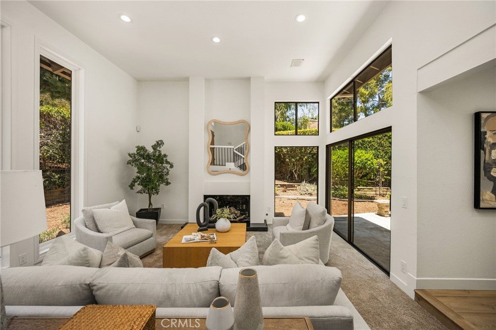1281 Country Hills
