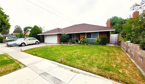 Photo of 19460 Delight St, Canyon Country, CA 91351 (MLS # SR25254576)