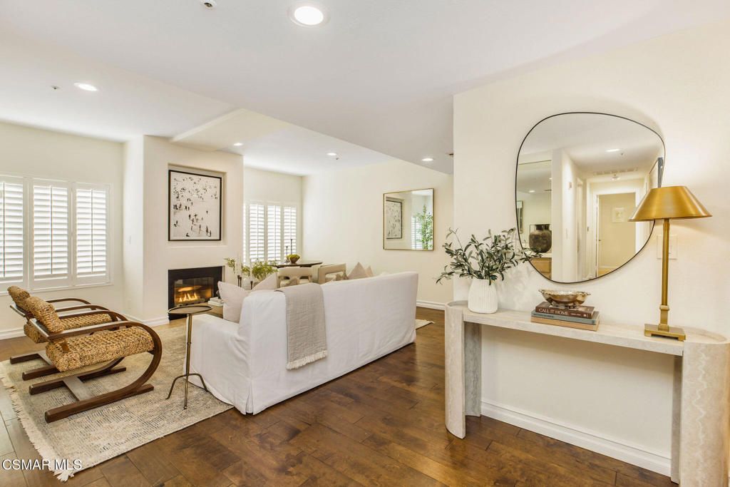 Photo of 11920 Goshen Avenue #202, Los Angeles, CA 90049 (MLS # 225005999)