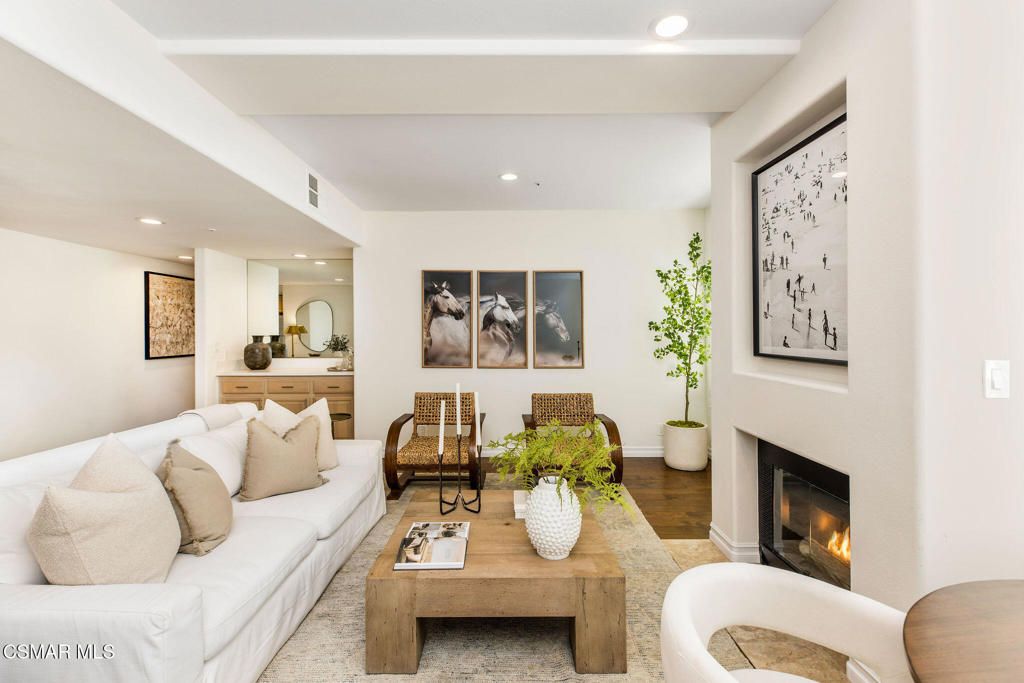 Photo of 11920 Goshen Avenue #202, Los Angeles, CA 90049 (MLS # 225005999)