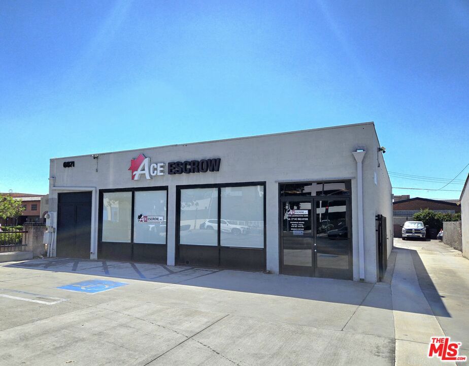Prime commercial space available on Beach Blvd in Buena Park. Conveniently situated near multiple major freeways (91 and 5), this property offers unbeatable accessibility for both customers and employees. Benefit from the high visibility and constant flow of potential clients, as the area enjoys heavy car traffic, providing ample free advertising opportunities. Close to other commercial and retail centers right in front of the Source mall entrance and minutes from the Buena Park Mall and Knott's Berry Farm. Whether you're looking to establish or expand your business, this location is perfect for driving growth and maximizing exposure. Don't miss out on this excellent opportunity.