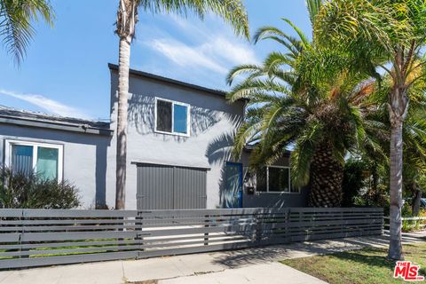 Photo of 2318 Beach Avenue, Venice, CA 90291 (MLS # 25585083) Photo of 2318 Beach Avenue, Venice, CA 90291 (MLS # 25585083)