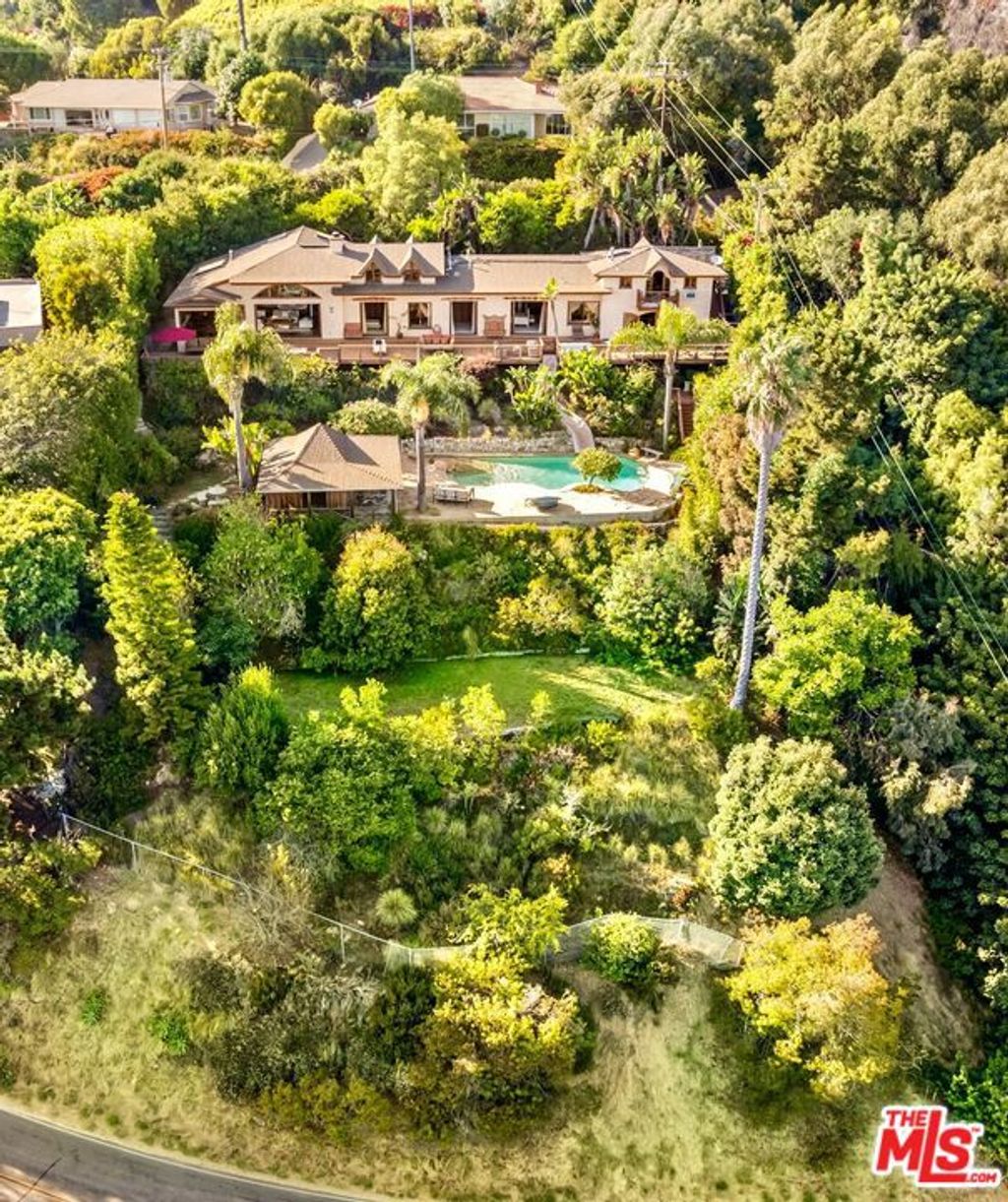 Photo of 20404 Little Rock Way, Malibu, CA 90265 (MLS # 25625959)