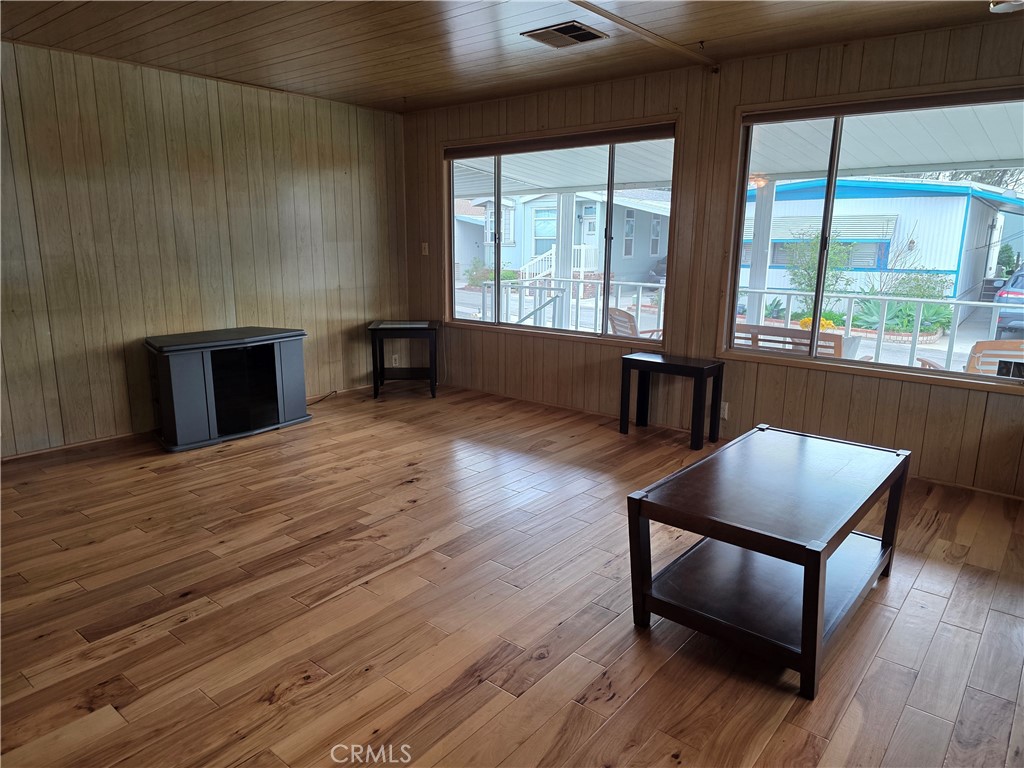 11401 Topanga Cyn Boulevard 76