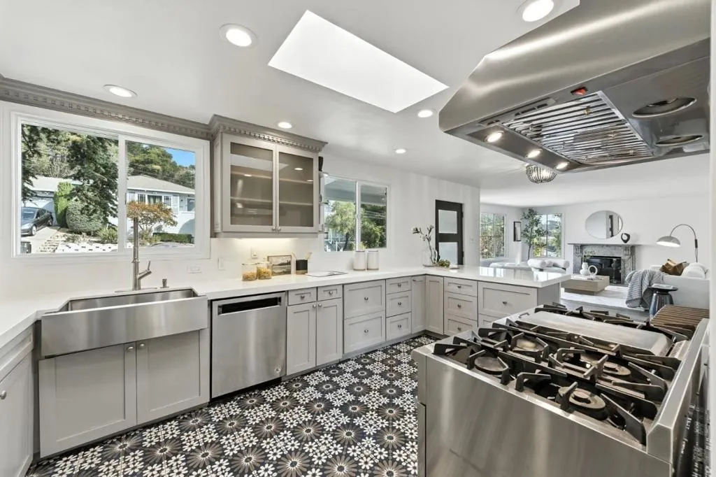 Belmont, California 94002, United States, 5 Bedrooms Bedrooms, ,4 BathroomsBathrooms,Residential,Active,198916