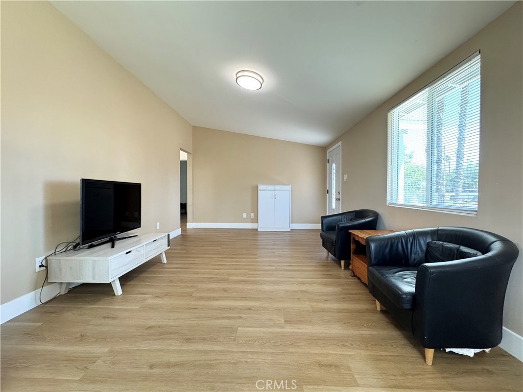 437 N Begonia