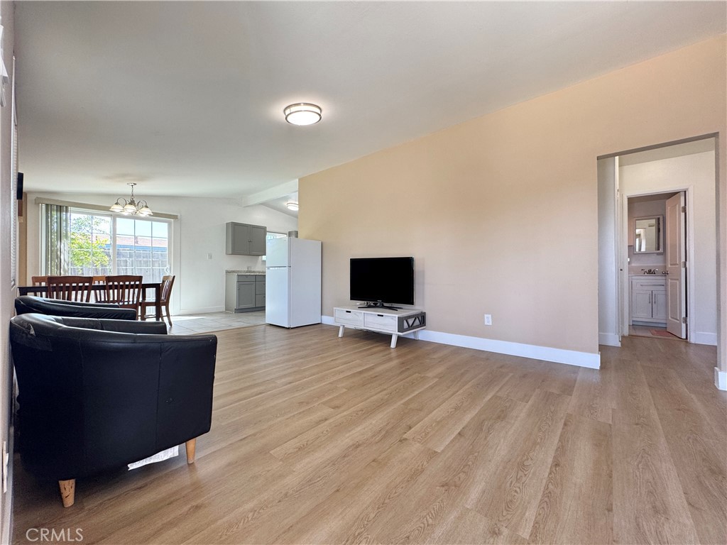 437 N Begonia