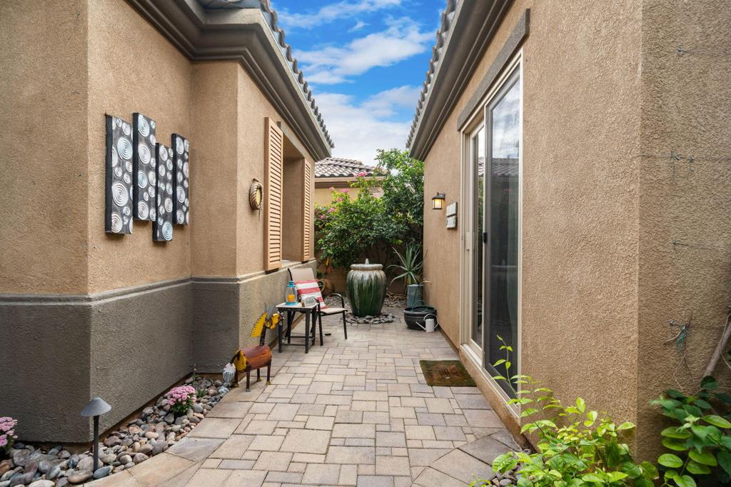 81194 Avenida Colonias
