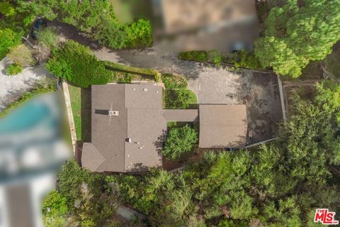 Photo of 12146 Travis Street, Los Angeles, CA 90049 (MLS # 26642205)