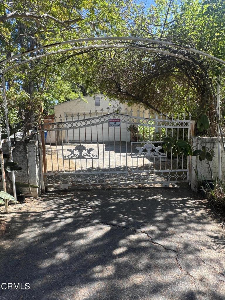 238 W Le Roy Avenue