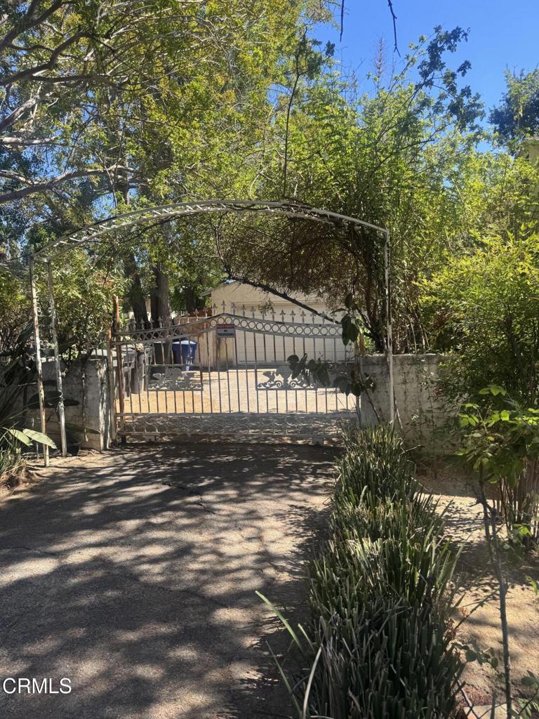 238 W Le Roy Avenue