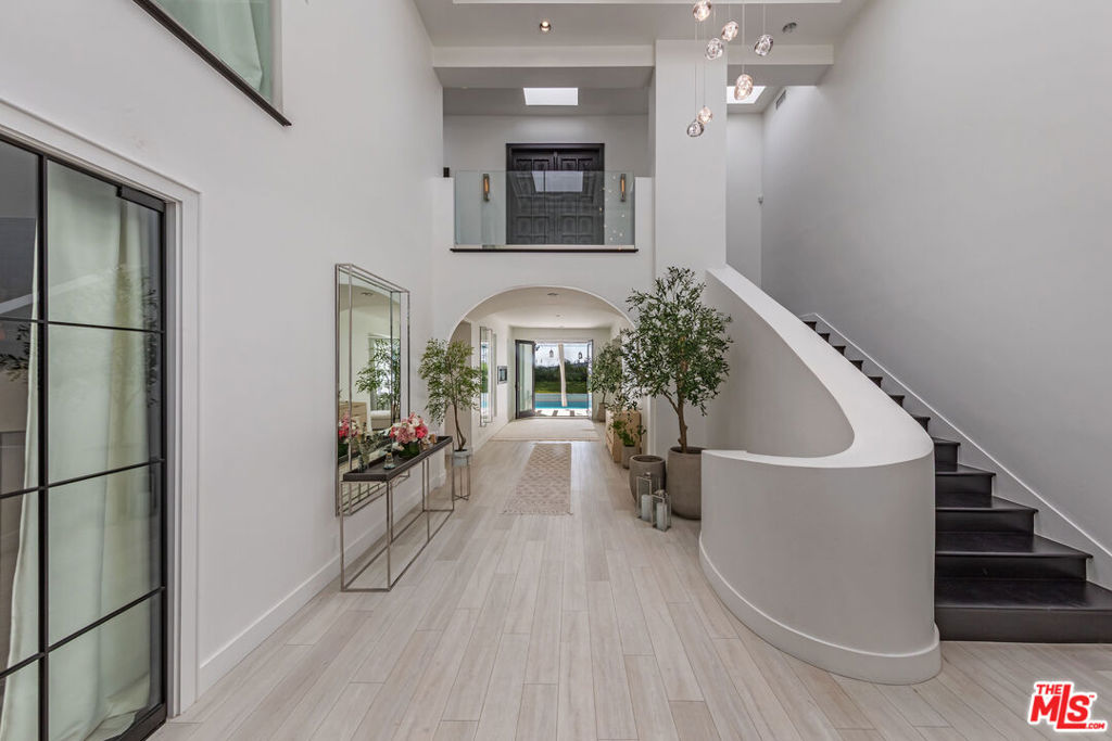 12000 Crest Court
