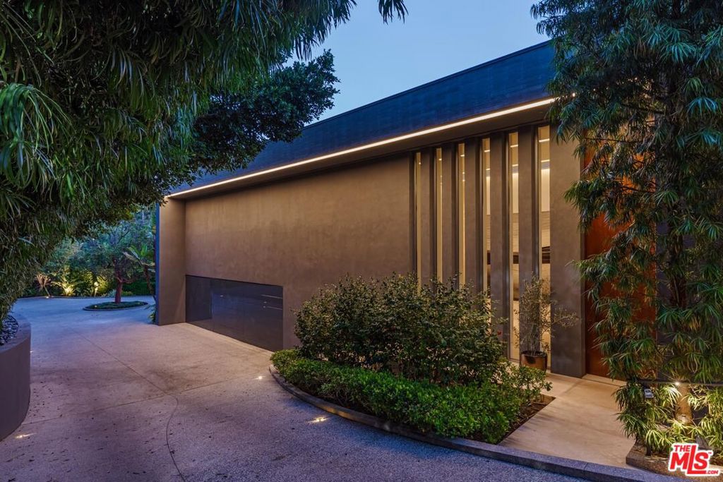 670 Perugia Way
