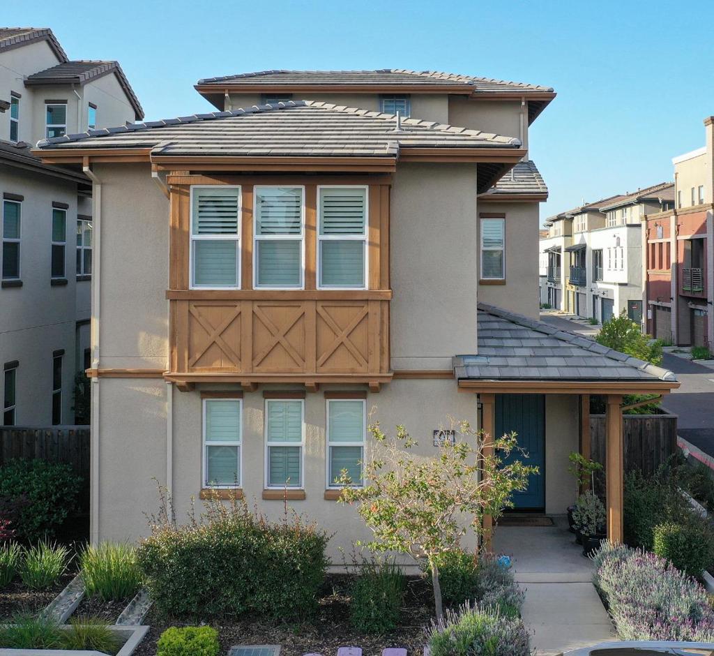 Tired of bidding wars? Bring your best offer! Exquisite, move-in-ready 4-bedroom, 3.5-bathroom tri-level, 6-yrs new Westend Alameda. Level 1 features an open floor plan. Chefs' kitchen, Bertazzoni gas range + microwave. Double sliding glass doors. 2car gar w/upgraded custom interlocking floor tiles, +storage nook. Level 2 offers versatile flex space by stairs landing. Separate laundry room with ample cabinets. Generous master suite has space for a sitting area or a desk, & tastefully renovated custom designed California Closets with LED lights throughout, shelves, drawers finished to the 9 feet ceiling. Level 3, loft's closet also renovated with custom designed California Closet. Four updated designer shade coverings: 2 solar-powered & 2 roller treatments. New HVAC extension, brings central AC & temperature control to third floor, not a Floor Plan1 standard. Plantation shutters. END unit. Schlage keyless entry. Walk to shopping, restaurants, <2 miles to beach. BART/Ferry 4 commuters.
